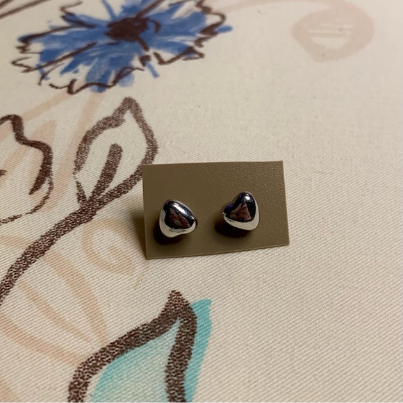 💜 Silver Heart Stud Earrings NWT/NWOT - Picture 2 of 3